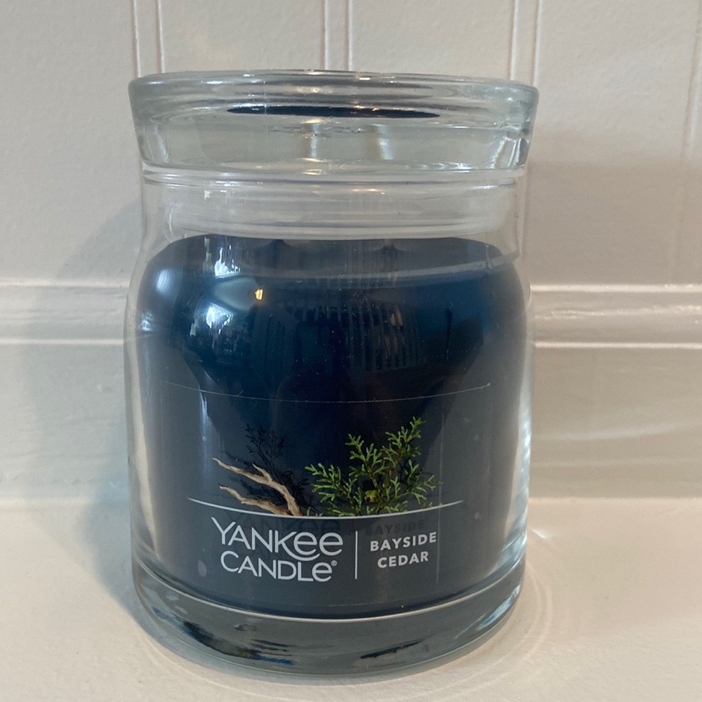 Yankee Candle ‘Bayside Cedar’ 🌊🪵candle 🕯️ 
Brand New!!
2 wicks!!